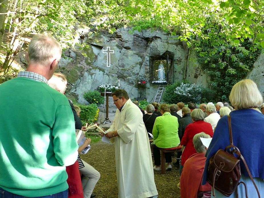 Maiandacht mit Krönung der Fatima-Madonna (Foto: Karl-Franz Thiede)